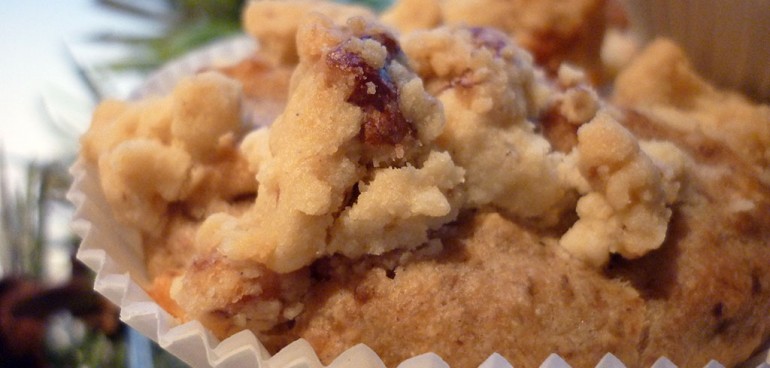 Bei dem Rezept für Chia Apple Crumble Muffins sind die Elemente eines klassischen Streuselkuchens mit leckeren Muffins auf gesunde Art und Weise verbunden