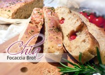 Chia Focaccia Brot mit Tomaten, Rosmarin & Meersalz